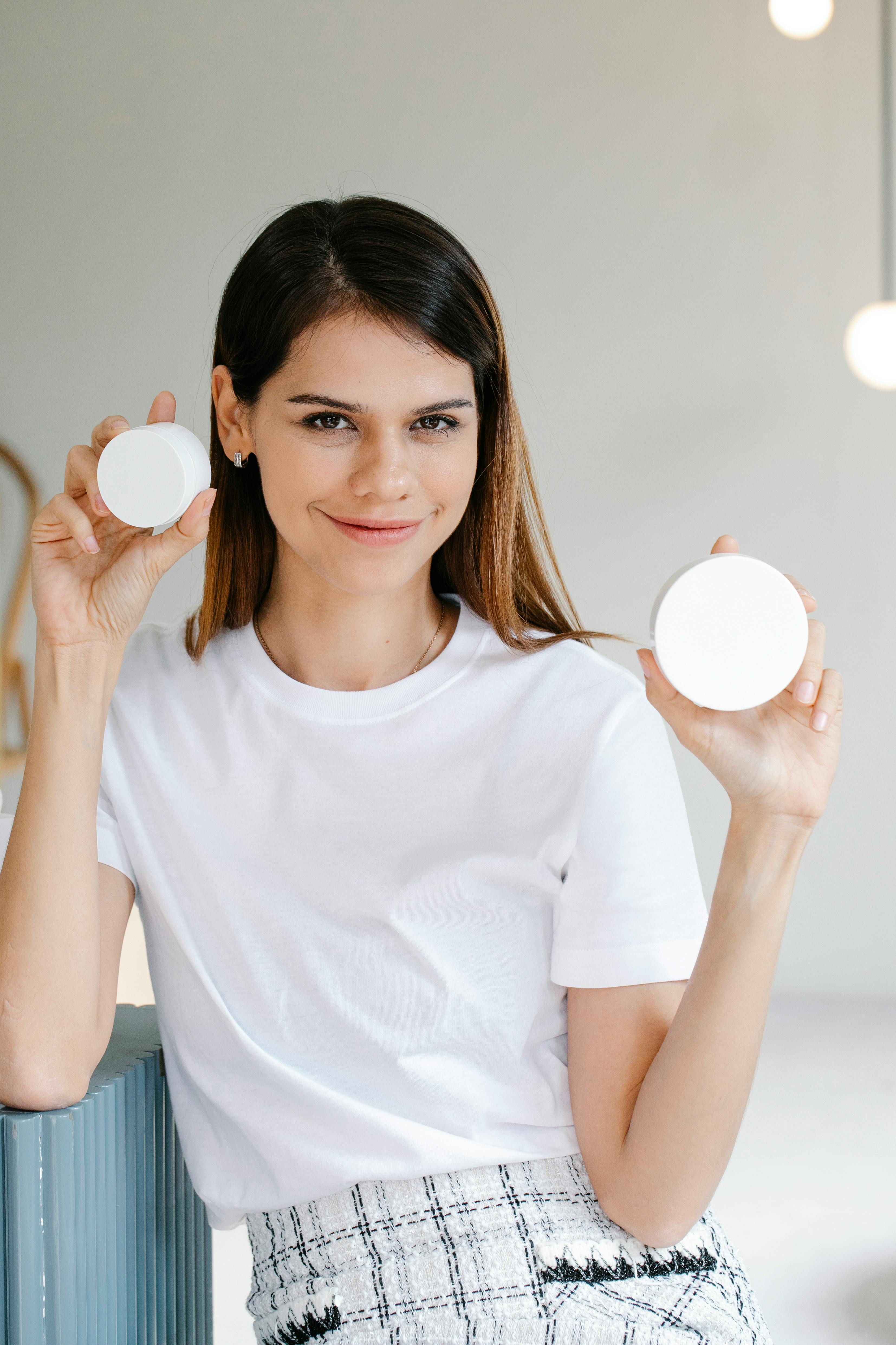 雨天通勤人群与伞的产品氛围图